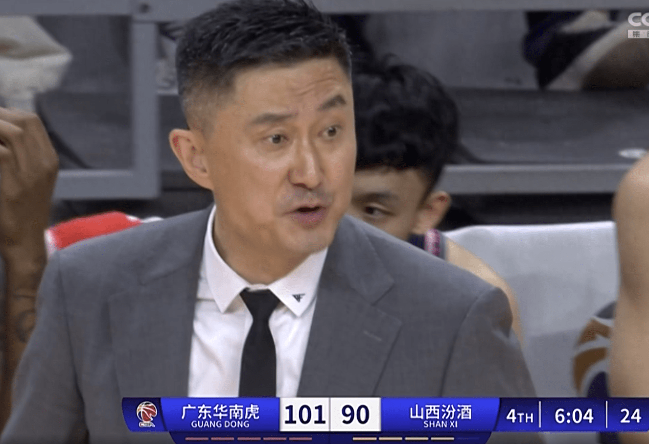 关键时刻决胜三分球，华南虎逆转对手 