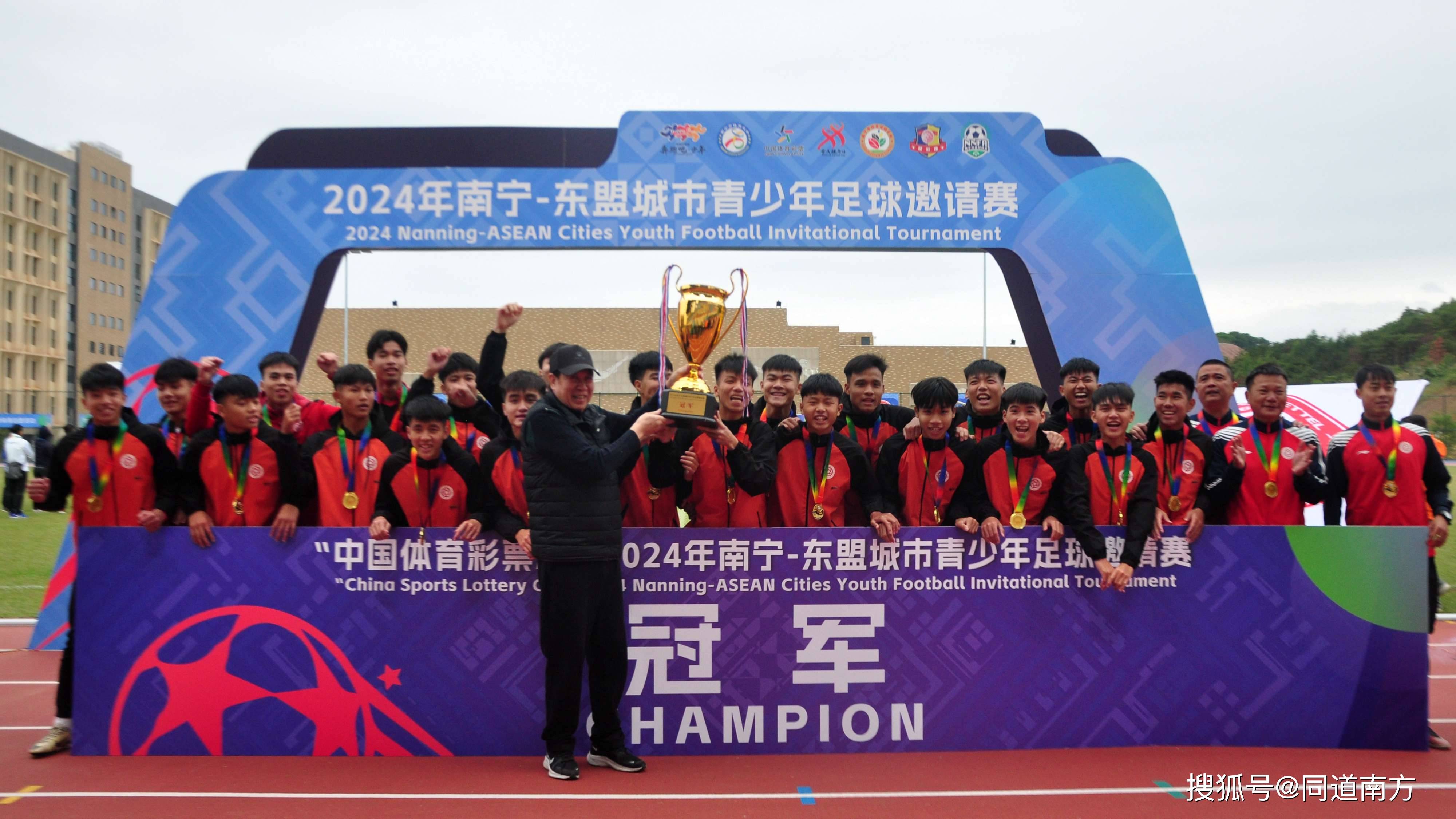 包含国际足坛大事：女子足球顶级联赛赛程揭晓的词条