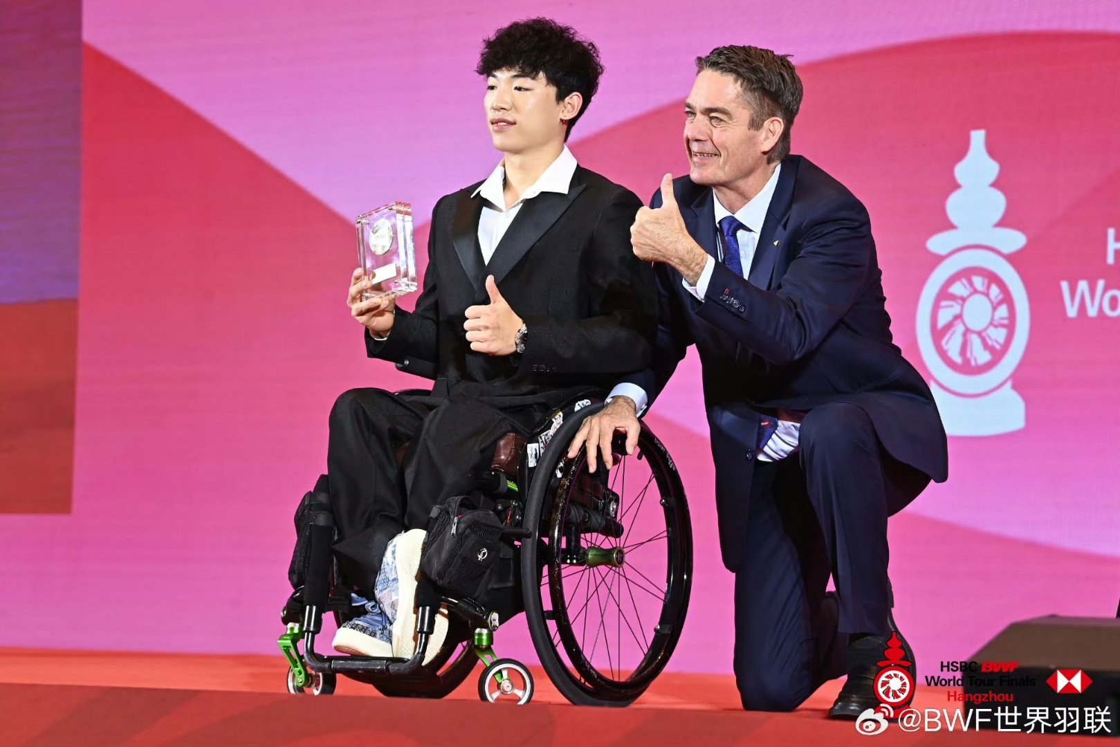 比赛中球员的合作精神受到了赞扬，凝聚力十足 