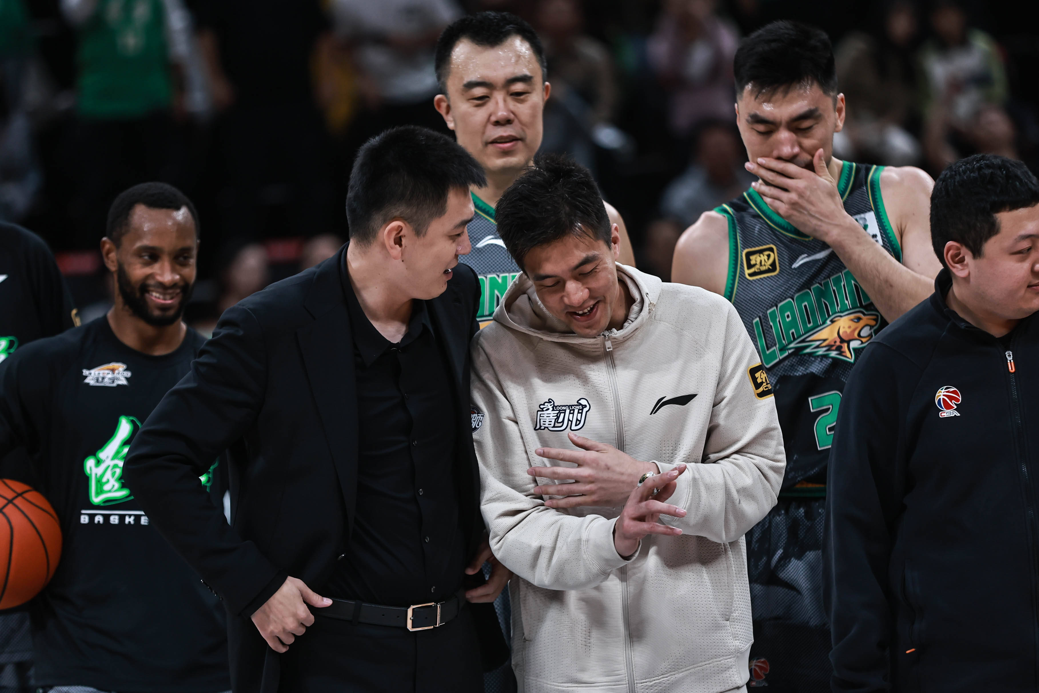 关于新赛季CBA榜首争夺激烈，各队都在全力争胜的信息